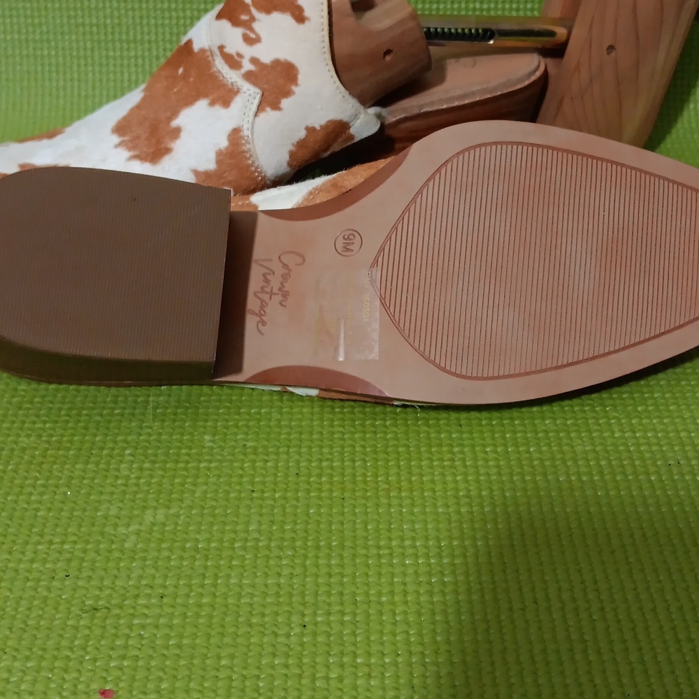 Crown Vintage White and Tan Cowhide Leather Mules - Picture 4 of 6